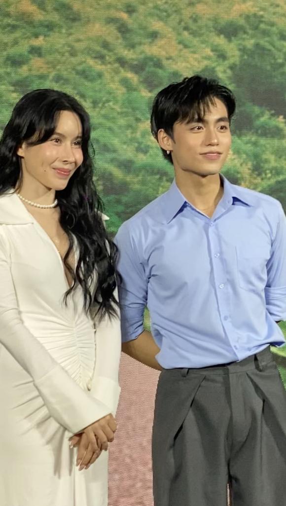 Diva Hồng Nhung, Phương Thanh, MONO, sao Việt 