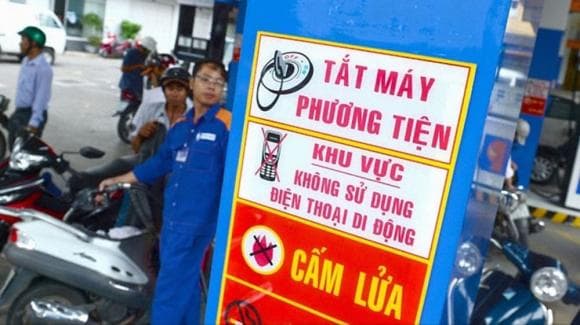 dùng điện thoại khi vào cây xăng