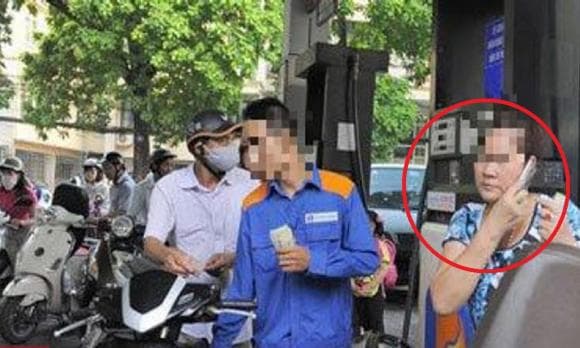 dùng điện thoại khi vào cây xăng