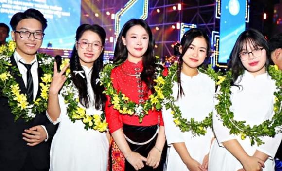 Nữ sinh dân tộc Thái, Mạc Lương Hà Anh, ngành Quan hệ Quốc tế,  thủ khoa của trường THPT, Học viện Ngoại giao, Nghệ An
