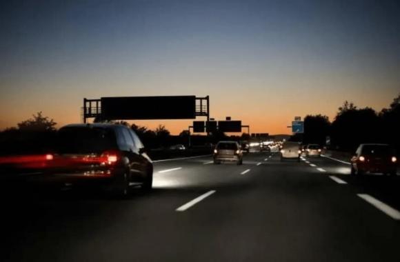 lái xe, buồn ngủ khi lái xe, mệt mỏi khi lái xe, lái xe trên đường cao tốc