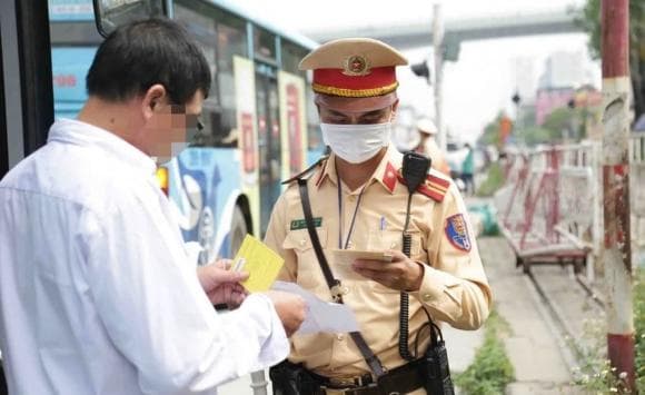 Tạm giữ và tước giấy phép lái xe