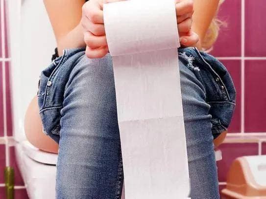 người xưa dùng gì để lau khi đi vệ sinh