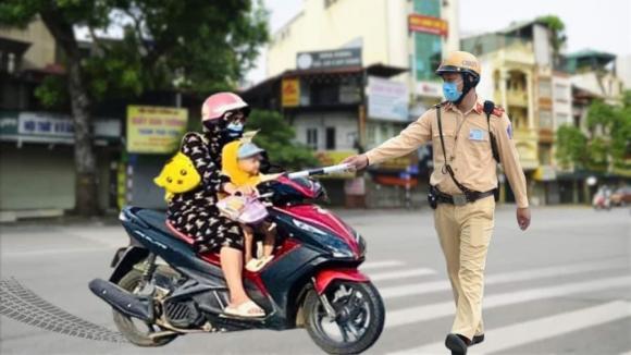 Nghị định 168, mức phạt chở trẻ em ngồi phía trước xe máy