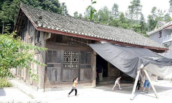 Nhà cổ, nhà xây bằng gỗ quý