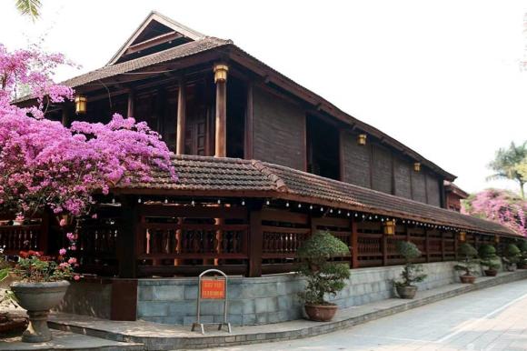 Ngôi nhà sàn bằng gỗ lim lớn nhất Việt Nam, chủ sở hữu ngôi nhà sàn bằng gỗ lim lớn nhất Việt Nam là ai