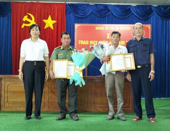 Đảng viên, mức thưởng người đủ 30 năm tuổi đảng