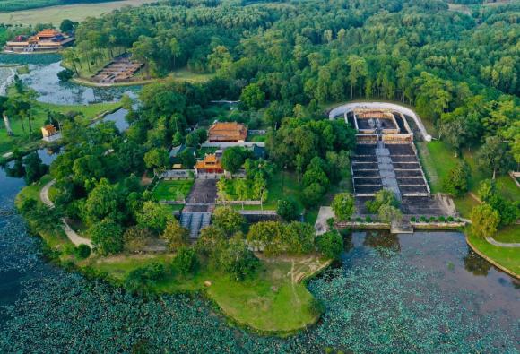 Gia Long, Lăng Gia Long, vua đầu tiên nhà Nguyễn