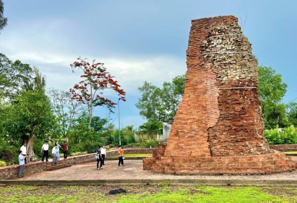 Tháp gạch cổ nghìn năm bí ẩn của Việt Nam, Tháp cổ Vĩnh Hưng