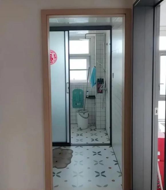 phòng tắm, mẹo sử dụng phòng tắm, nên đóng hay mở cửa phòng tắm
