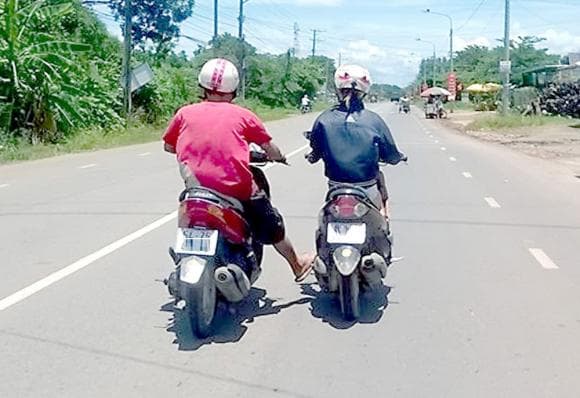 xe máy đẩy xe khác trên đường, nghị định 168