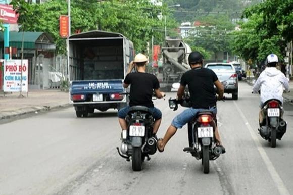 xe máy đẩy xe khác trên đường, nghị định 168