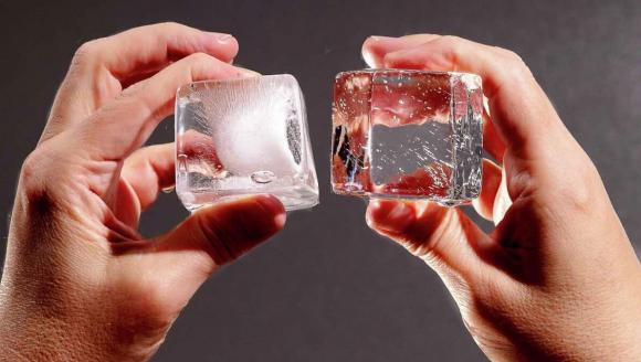 làm đá tại nhà, lưu ý khi làm đá, tại sao mua đá ở ngoài lại trong