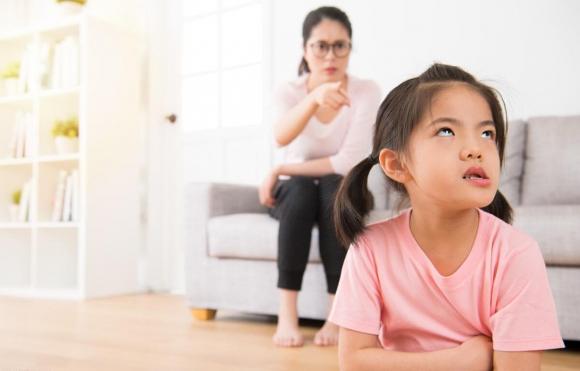 con cãi cha mẹ, cha mẹ chăm sóc con gái, dạy con, chăm con, dạy con, trẻ cãi lại khi bị bố mẹ mắng, trẻ im lặng khi bị bố mẹ mắng, mắng con