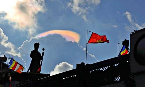 Mây ngũ sắc,  rước xá lợi Phật, núi Bà Đen