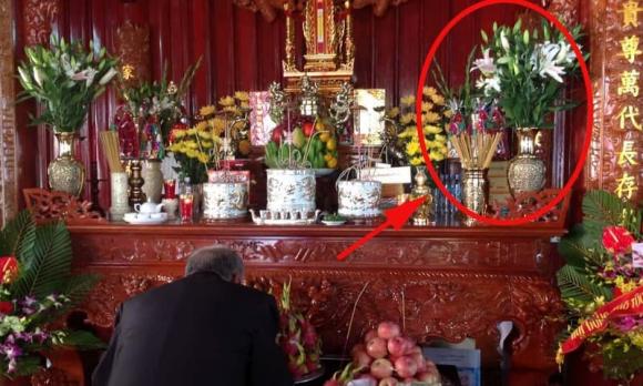 đặt lọ hoa trên ban thờ, lưu ý khi đặt lọ hoa trên ban thờ, đặt lọ hoa vào bên nào trên ban thờ