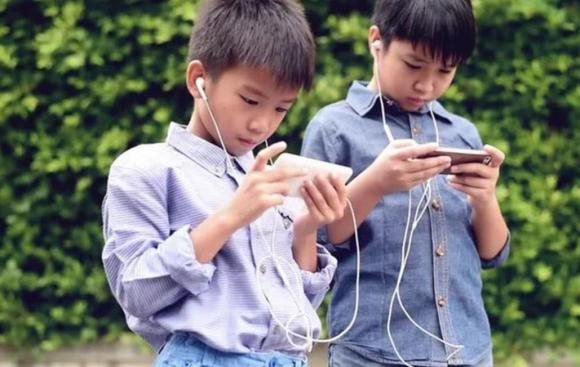 dùng điện thoại, cho con dùng điện thoại, sức khỏe