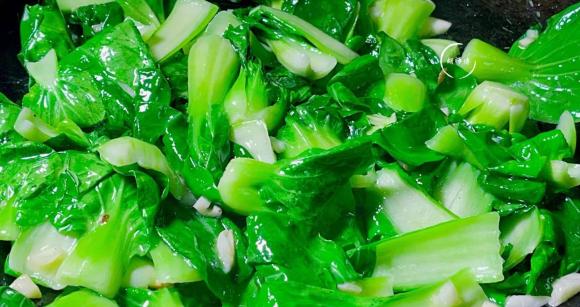 cách xào rau không bị thâm đen, cách xào rau xanh