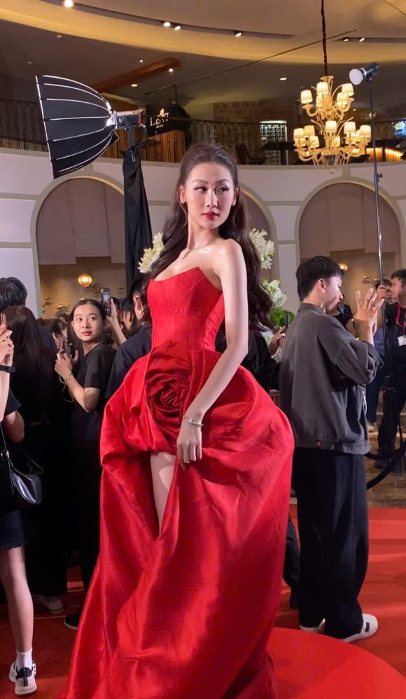 siêu mẫu Anh Thư, Hoa hậu Quế Anh, sao Việt 
