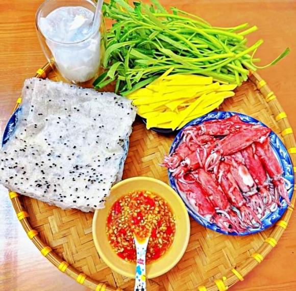 mực hấp cuốn rau muống bánh tráng