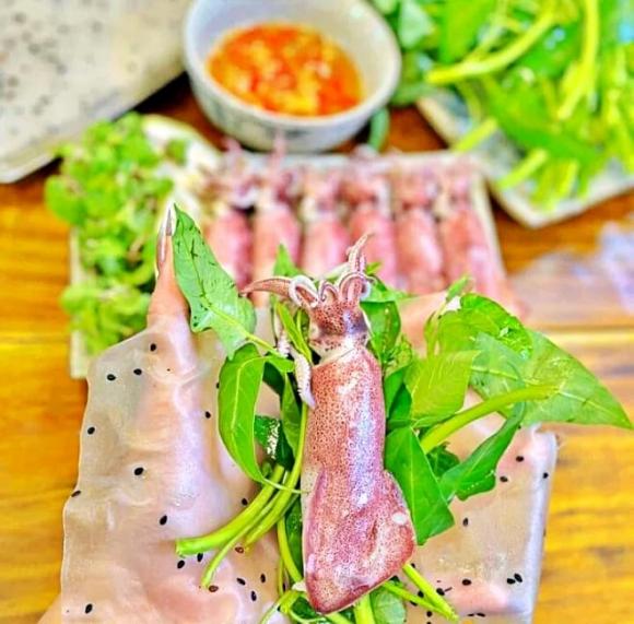 mực hấp cuốn rau muống bánh tráng