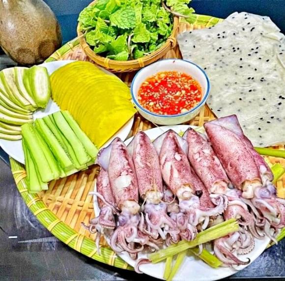 mực hấp cuốn rau muống bánh tráng
