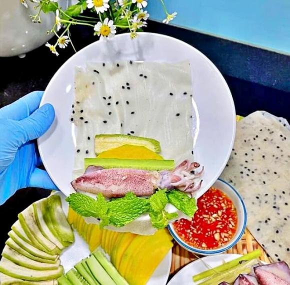 mực hấp cuốn rau muống bánh tráng