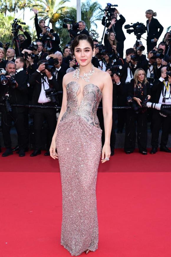 Thảm đỏ LHP Cannes, cannes 2025, thảm đỏ sao,  Chompoo Araya, tom cruise