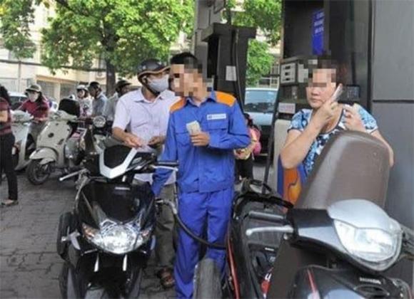 Quy định sử dụng điện thoại nơi công cộng, mức phạt sử dụng điện thoại ở cây xăng