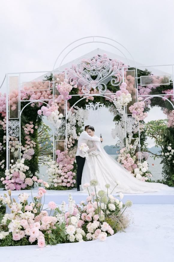 ca sĩ Hồ Quỳnh Hương, sao Việt