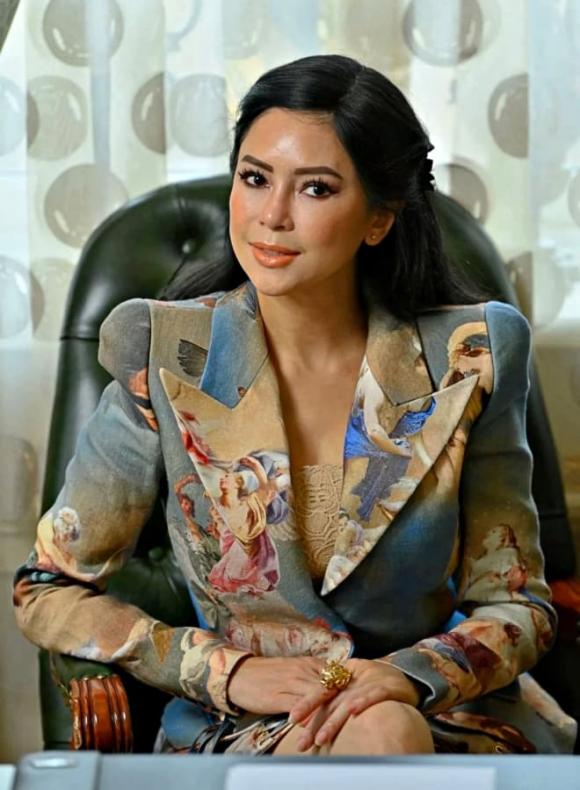 Thủy Tiên, Johnathan Hạnh Nguyễn, nhan sắc CEO Thủy Tiên