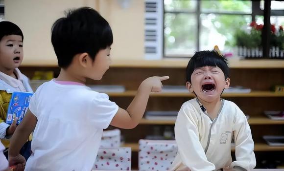 làm gì khi con bị bắt nạt, cách dạy con đáp trả khi bị bắt nạt