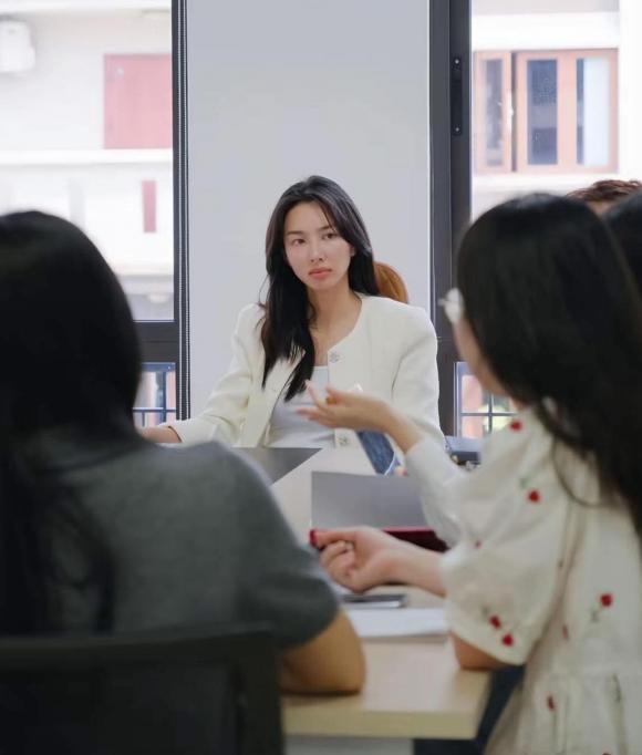Hoa hậu Thùy Tiên, Nguyễn Thúc Thùy Tiên, sao Việt