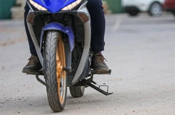 Quên gạt chân chống xe máy, luật giao thông, nghị định 168