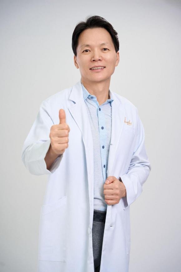 Bác sĩ Kim Young Moon, Mi and Mo Clinic 