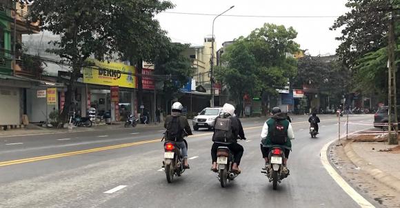 xe máy đi dàn hàng ngang, xe gắn máy đi thành đoàn, gây cản trở giao thông, nghị định 168