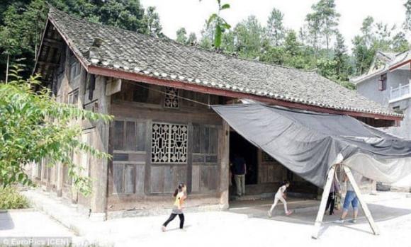 Nhà xây bằng gỗ quý, gỗ trinh nam