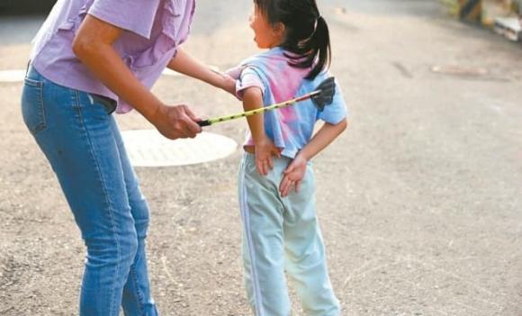 đánh trẻ, giáo dục con cái, Đánh trẻ không gây thương tích, bạo hành