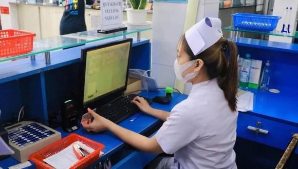 Luật BHXH, dừng cấp thẻ BHYT