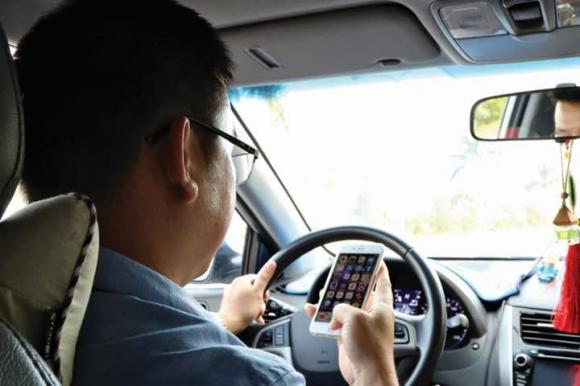 vừa lái xe vừa dùng điện thoại, phạt lái xe, vi phạm giao thông