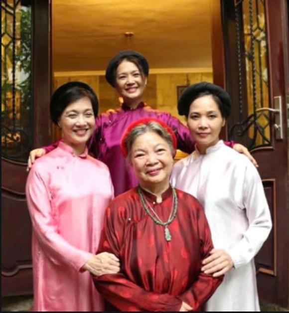 NSƯT Lê Mai, sao Việt