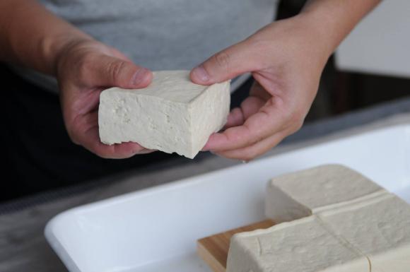 cách mua đậu phụ ngon, nên mua đậu phụ ở giữa hay ngoài rìa