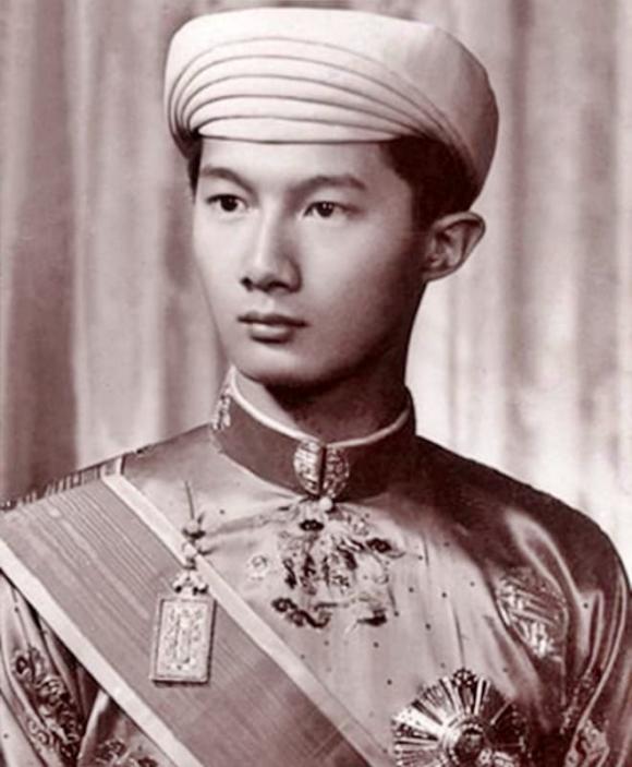 Hoàng hậu Nam Phương, Vua Bảo Đại, Thái tử Bảo Long, hoàng tử Bảo Thăng, Phương Mai, Phương Liên, Phương Dung