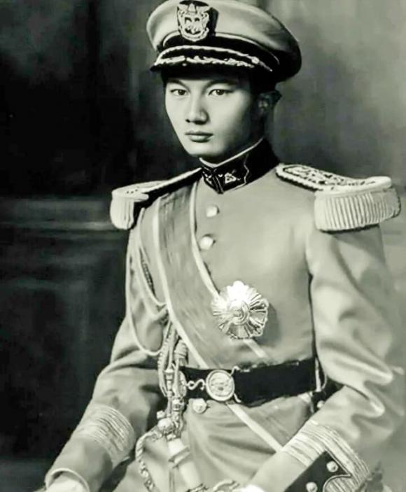 Hoàng hậu Nam Phương, Vua Bảo Đại, Thái tử Bảo Long, hoàng tử Bảo Thăng, Phương Mai, Phương Liên, Phương Dung