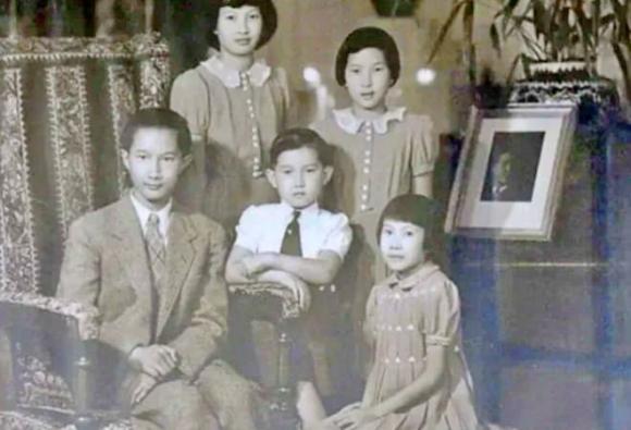 Hoàng hậu Nam Phương, Vua Bảo Đại, Thái tử Bảo Long, hoàng tử Bảo Thăng, Phương Mai, Phương Liên, Phương Dung