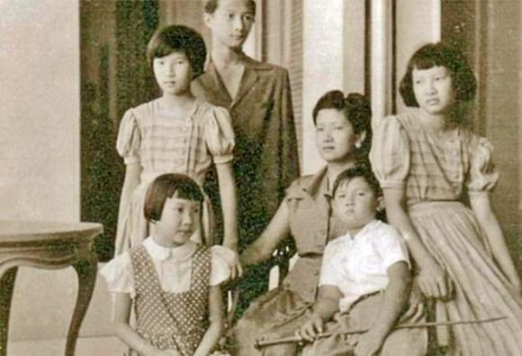 Hoàng hậu Nam Phương, Vua Bảo Đại, Thái tử Bảo Long, hoàng tử Bảo Thăng, Phương Mai, Phương Liên, Phương Dung