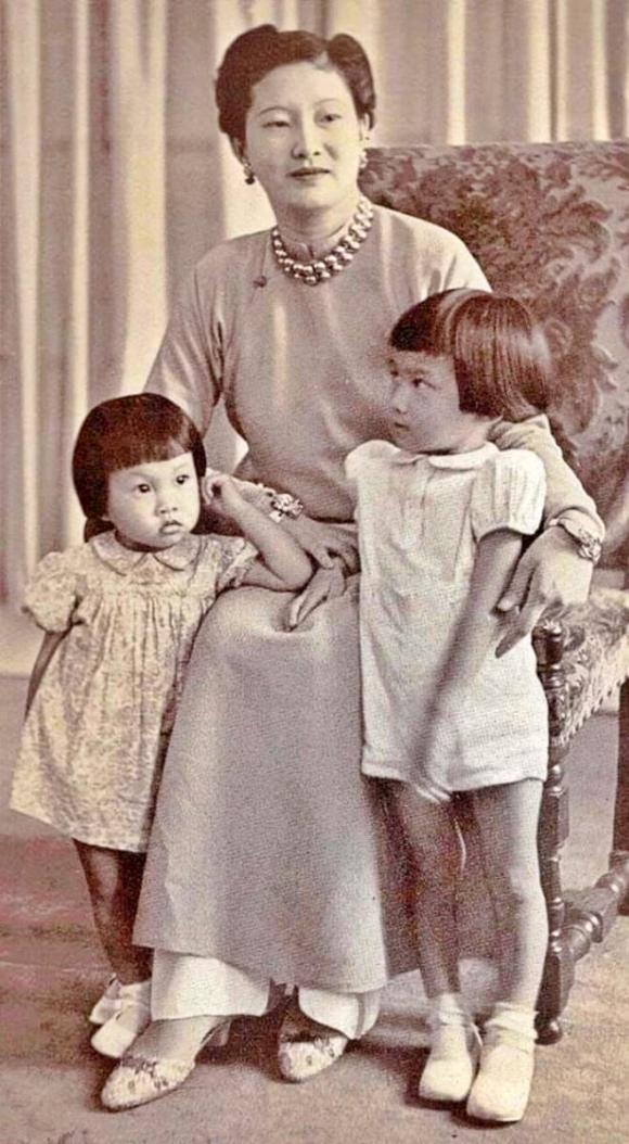 Hoàng hậu Nam Phương, Vua Bảo Đại, Thái tử Bảo Long, hoàng tử Bảo Thăng, Phương Mai, Phương Liên, Phương Dung