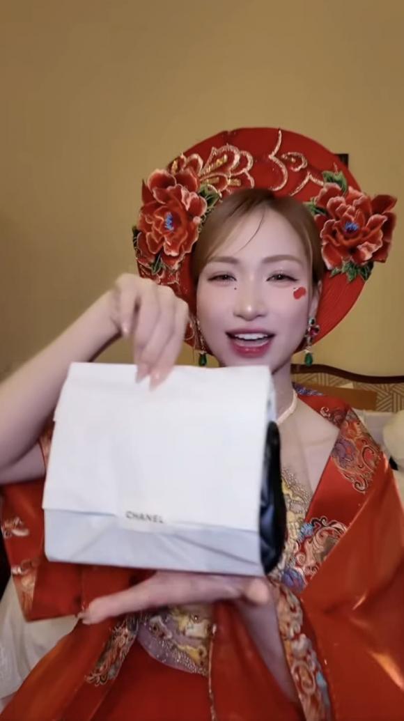 Hoà Minzy, Văn Toàn,sao Việt 