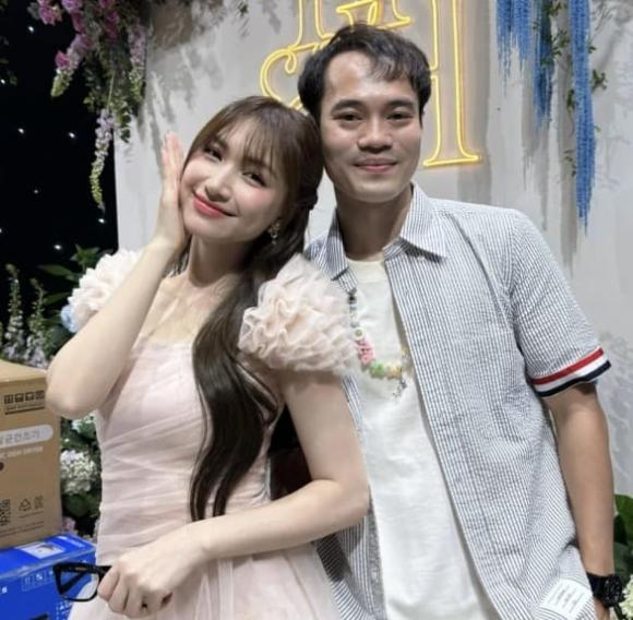 Hoà Minzy, Văn Toàn,sao Việt 