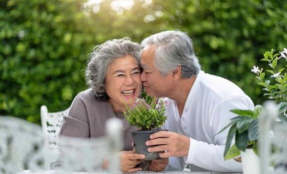 tuổi già, tuổi 55, hạnh phúc, khốn khổ